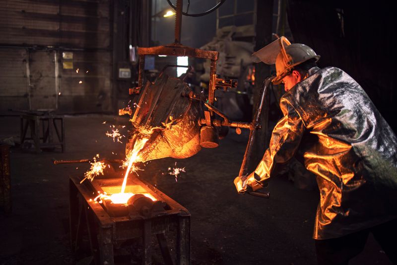 homme travaillant dans une fonderie